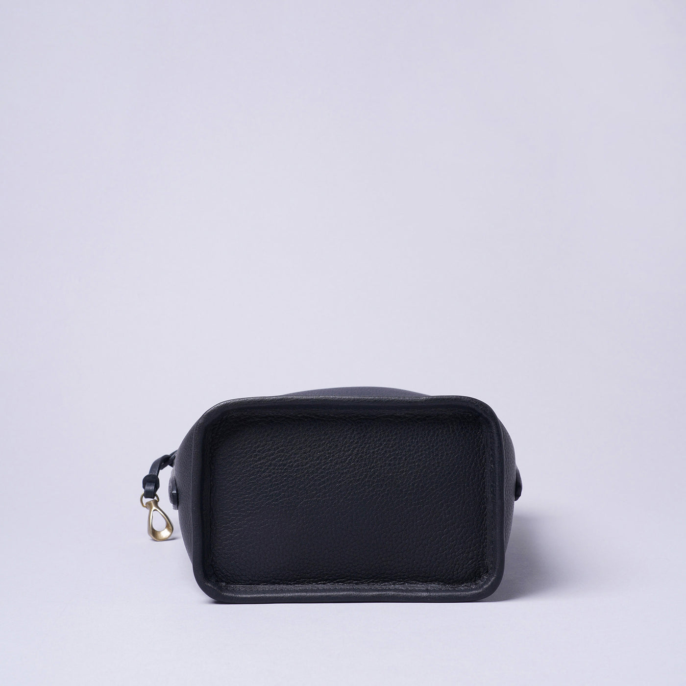 <ETiAM> Shrink Hand & Bangle Bag <Follow> / Black