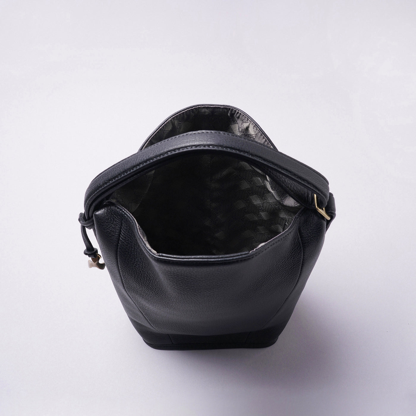 <ETiAM> Shrink Hand & Bangle Bag <Follow> / Black