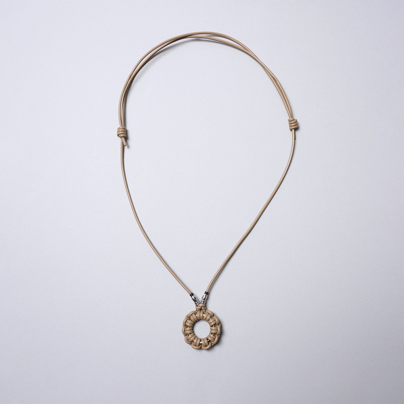 <SENTI FLATTER THE SENSES> Leather Blade Circle Necklace / Camel