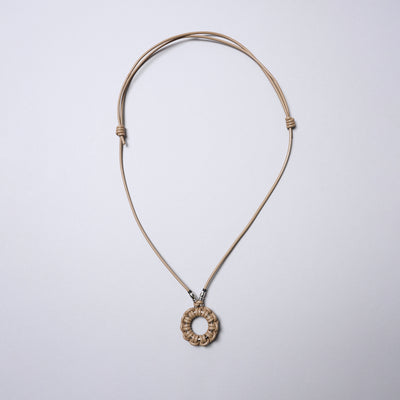 <SENTI FLATTER THE SENSES> Leather Blade Circle Necklace / Black