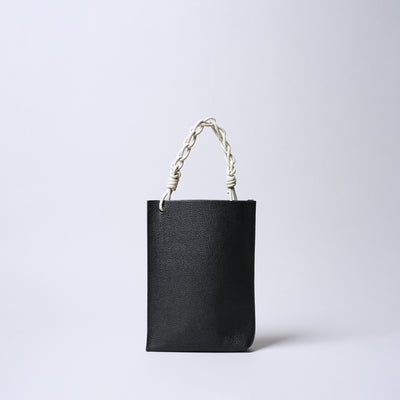 <SENTI FLATTER THE SENSES> Shrink Leather Chain Handle Mini Bag / Black x Ivory