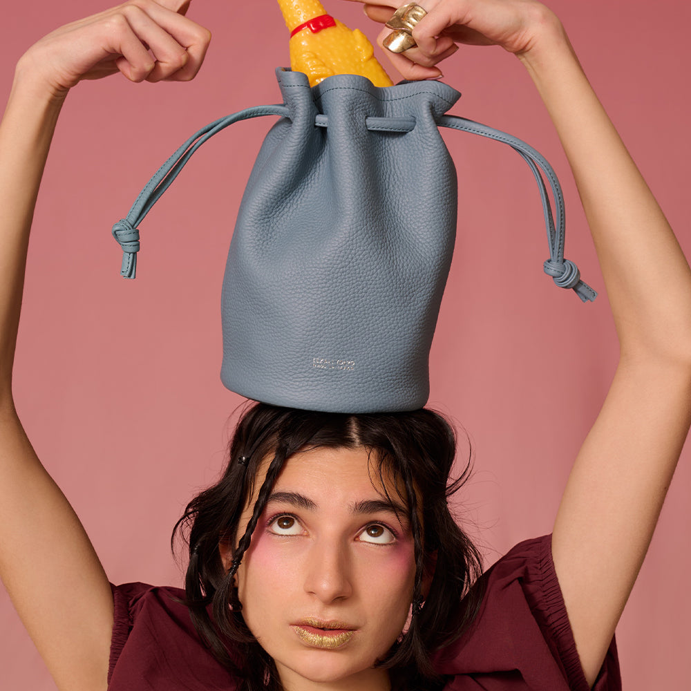 ＜レザリ＞エンボスレザー巾着ミニバッグ/スカイ