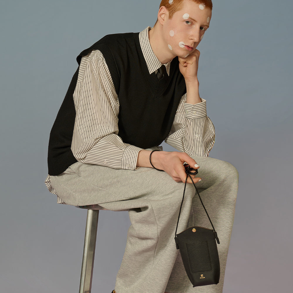 ＜ETiAM＞皺紋革 手機斜肩包《Shell》/黑色