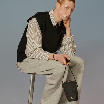 ＜ETiAM＞皺紋革 手機斜肩包《Shell》/黑色