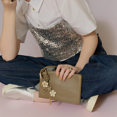 ＜ソエル＞2つのポケットで仕分けのできるスマートフォンポシェット/トープ