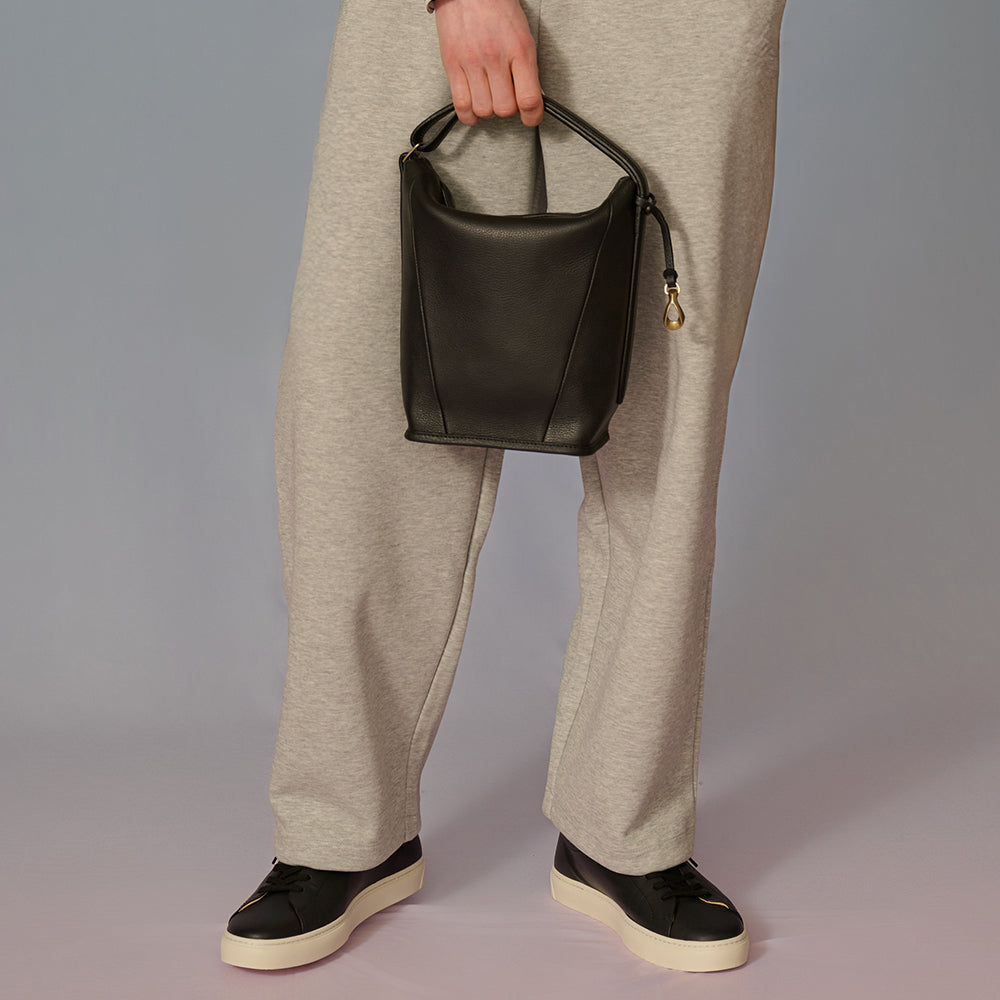 <ETiAM> Shrink Hand & Bangle Bag <Follow> / Black