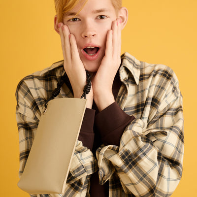 ＜センティ フラター ザ センシーズ＞シュリンクレザー チェーンハンドルミニバッグ/アイボリー×ブラック