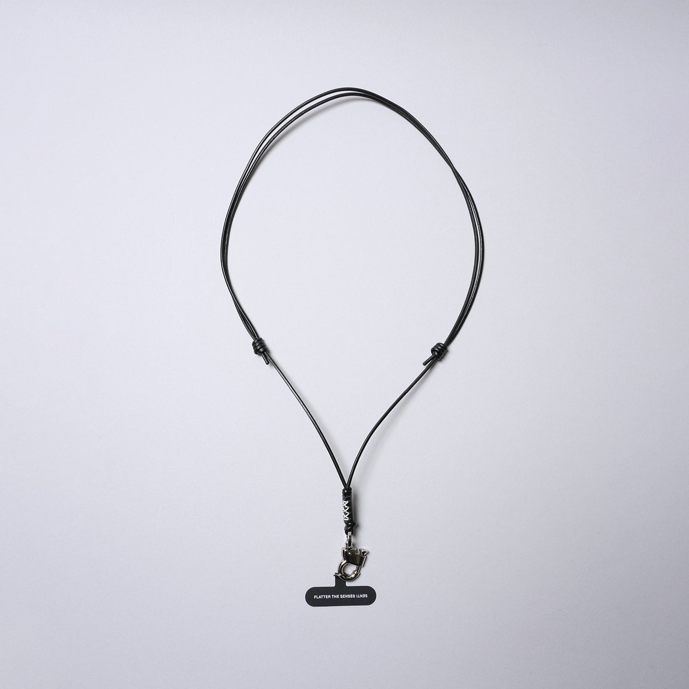 ＜センティ フラター ザ センシーズ＞スマホホルダー付きマルチレザーストラップ（プルアップフック）/ブラック