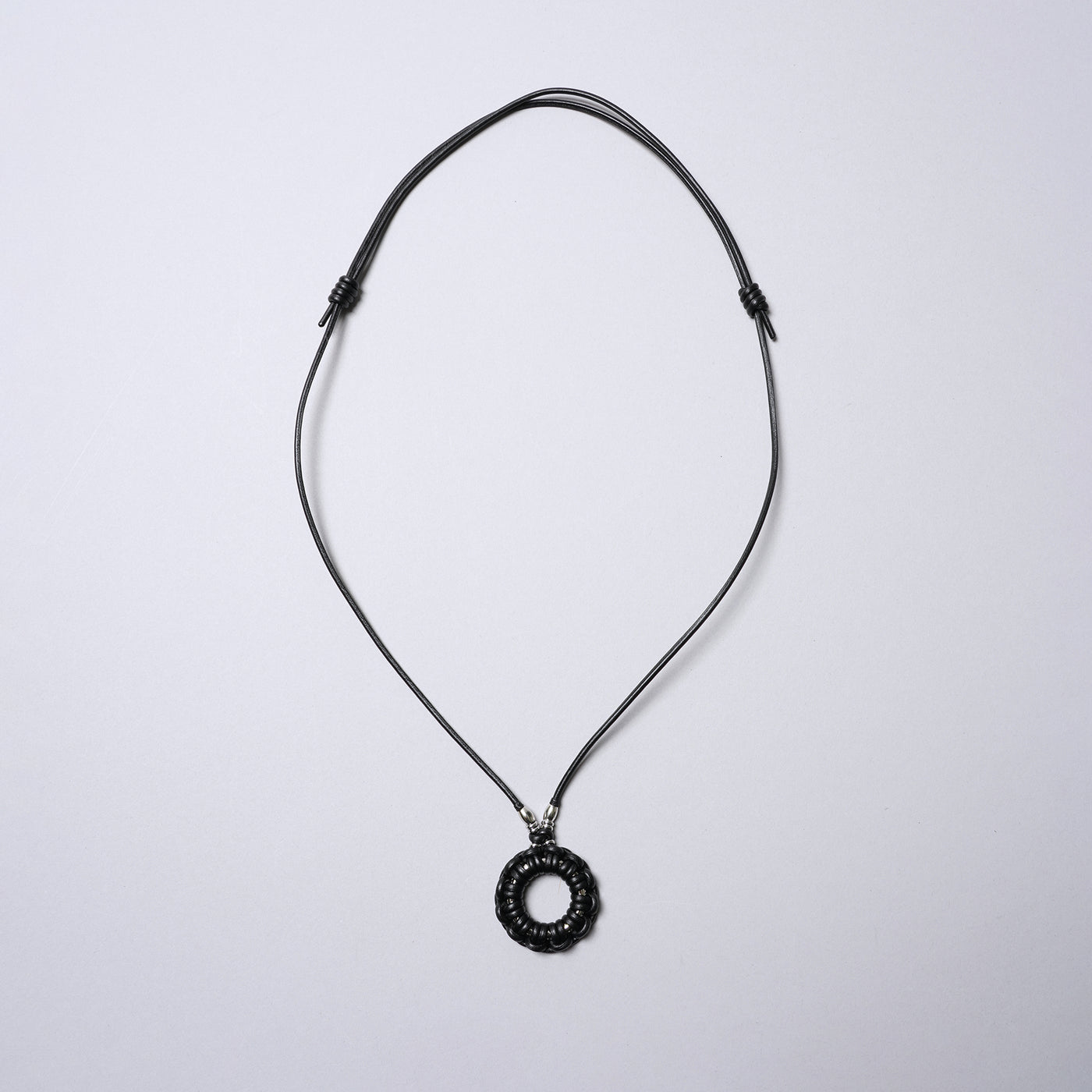 <SENTI FLATTER THE SENSES> Leather Blade Circle Necklace / Camel