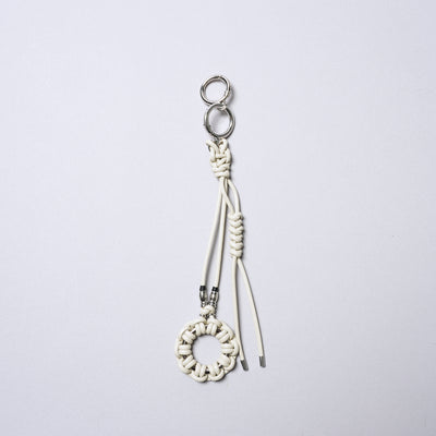 ＜センティ フラター ザ センシーズ＞レザーブレードサークルキーストラップ/レッド