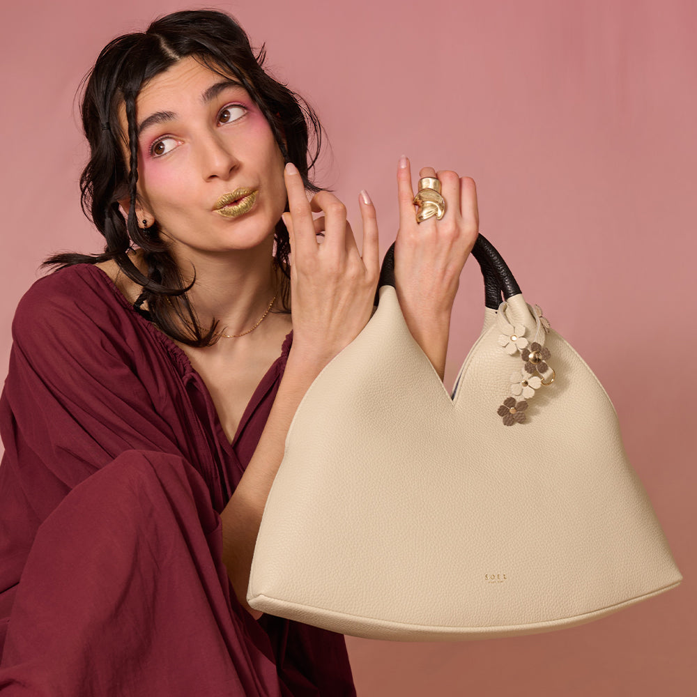 ＜SOEL＞提在手上輪廓美麗的三角型手提包/象牙白