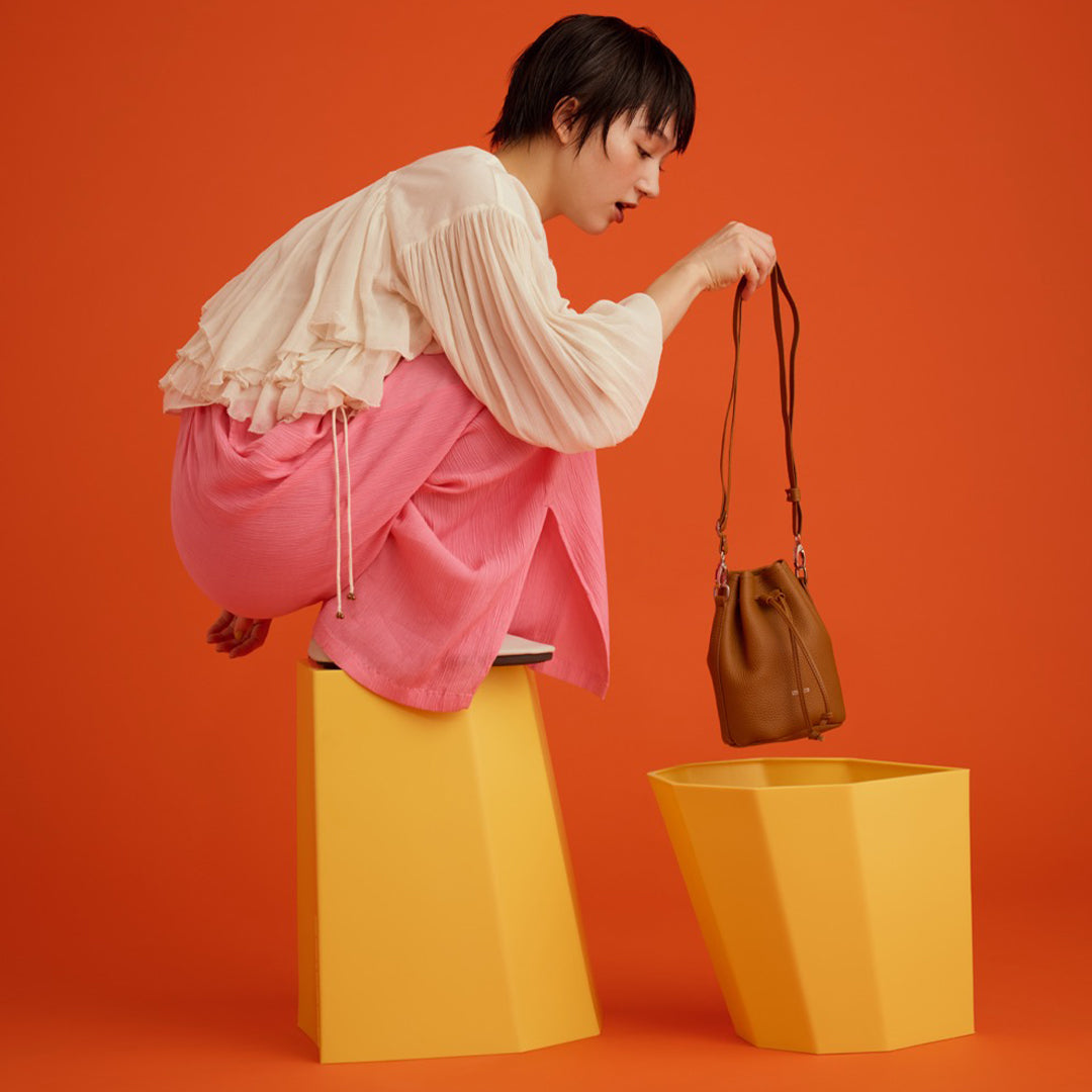 ＜LEZALI＞壓花迷你抽繩肩背包/金色