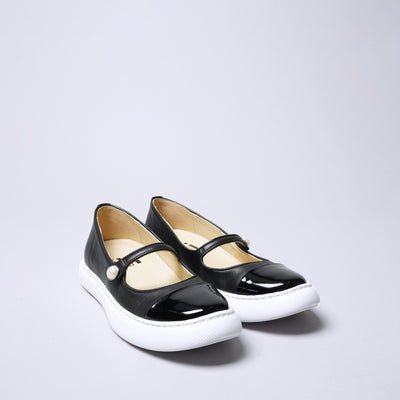 ＜IUI＞單扣帶球鞋/黑色×白色