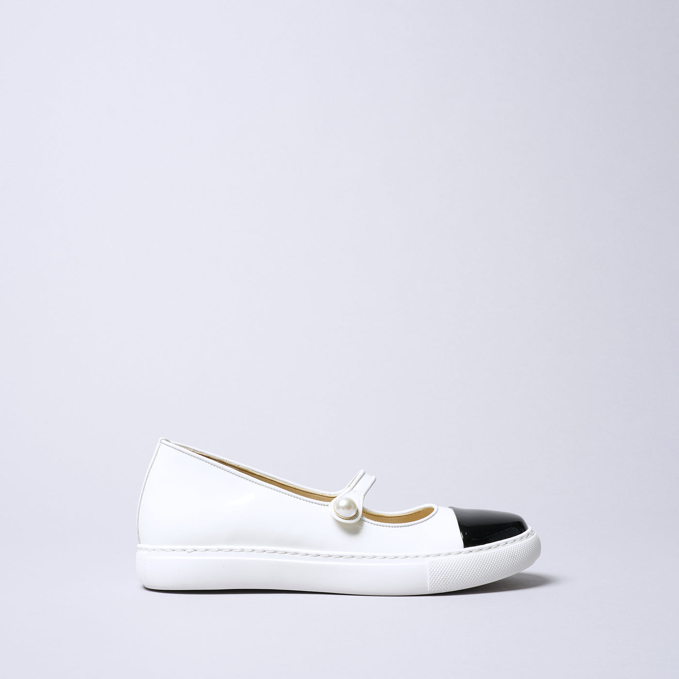 ＜IUI＞單扣帶球鞋/黑色×白色