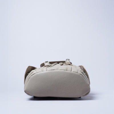 ＜LEZALI＞壓花皮革抽繩式後背包/灰褐色