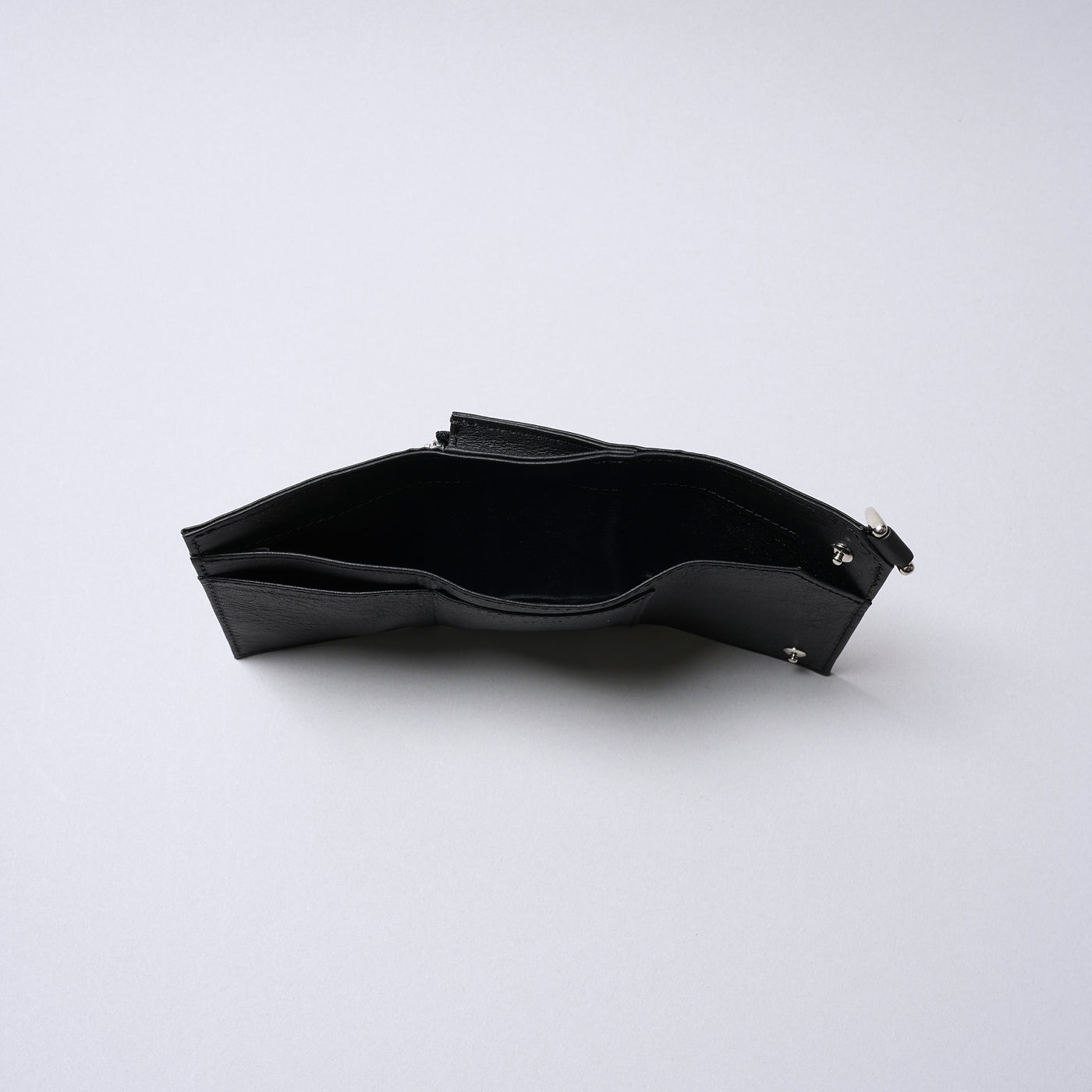 ＜センティ フラター ザ センシーズ＞超軽量ダイニーマレザースリム三つ折り財布/ブラック