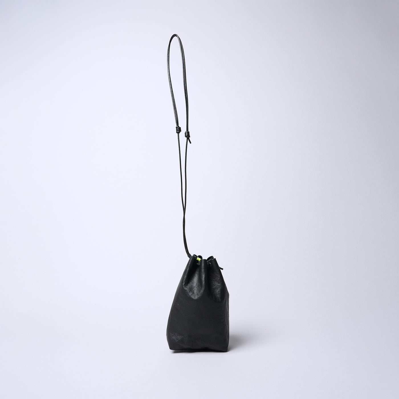 <SENTI FLATTER THE SENSES> Super Lightweight Dyneema Leather Drawstring Bag M  / Black x Camel
