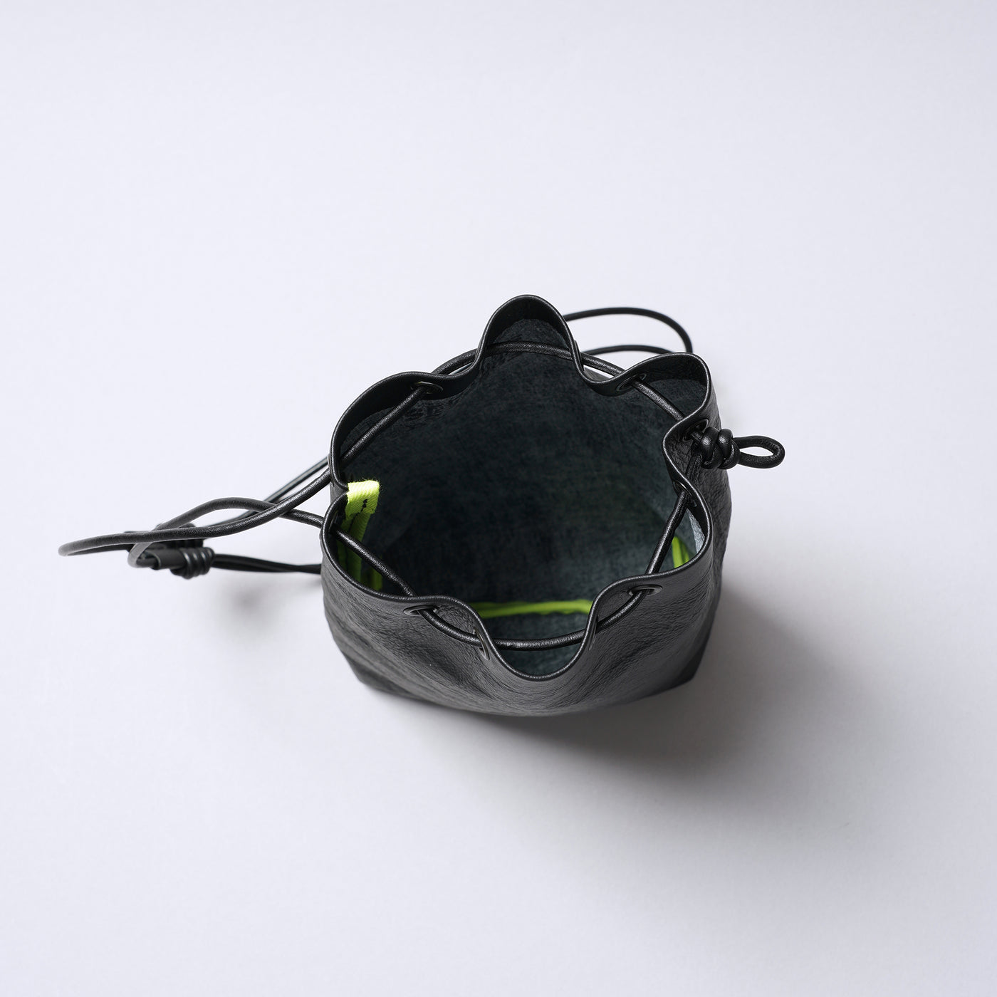 <SENTI FLATTER THE SENSES> Super Lightweight Dyneema Leather Drawstring Bag M  / Black x Camel