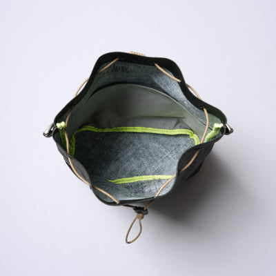 ＜センティ フラター ザ センシーズ＞超軽量ダイニーマレザードローストリング2WAYバッグ/ブラック×キャメル