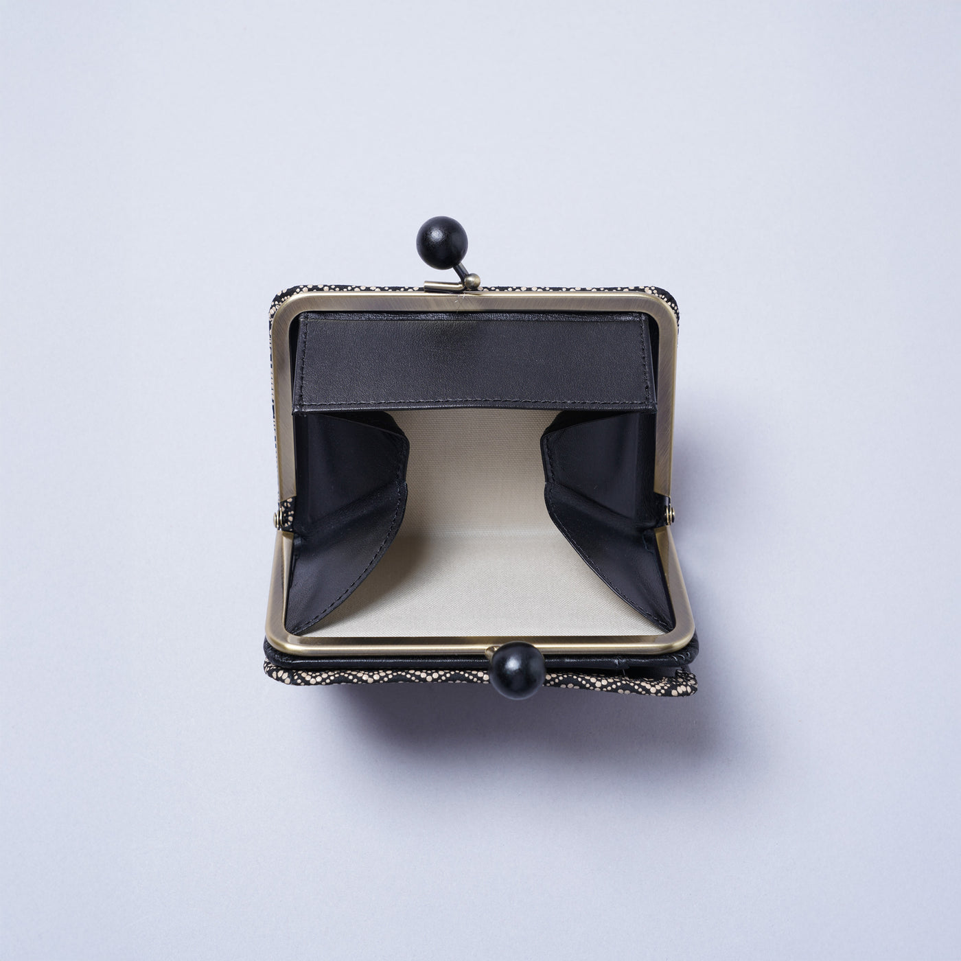 <kissora> Kotoinden Kiss Lock Half Wallet / Kikko (BEG)